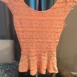 ✨ SALE $6✨ Beautiful peach lace top